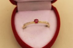 Prsteň- diamanty- rubín- viacfarebné zlato- 14 karátov