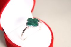 Strieborný prsteň ďatelinka so zeleným malachitom, rhodium, veľkosť 58, 2,18 g, 925/1000