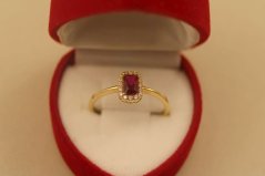 Prsteň- červený kameň- číre zirkóny- žlté zlato- 14 karátov