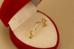Zlatý prsteň, žlté zlato, vlnitý vzor, veľkosť 55, 0,81 g 14k 585/1000