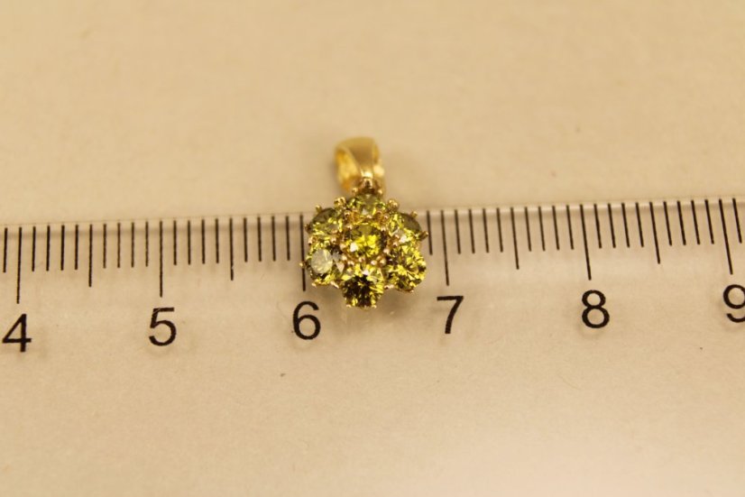 Zlatý prívesok, žlté zlato, zelené zirkóny, 0,92g 14k 585/1000