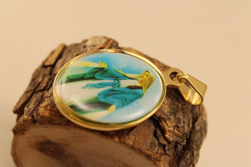 Prívesok-farebná Panna Mária- pozlátená chirurgická oceľ