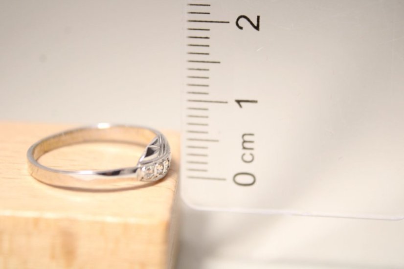 Zlatý prsteň gravírovaný vzor číre zirkóny, veľkosť 49, 1,05 g, 14 karátov 585/1000