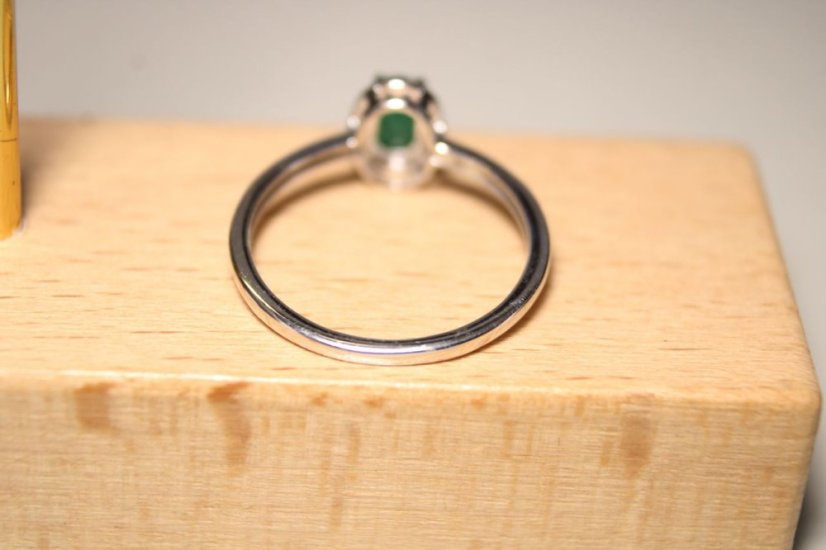 Prsteň-smaragd-číre zirkóny-rhodium-striebro