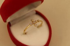 Prsteň- kríž- číre zirkóny- žlté zlato- 14 karátov