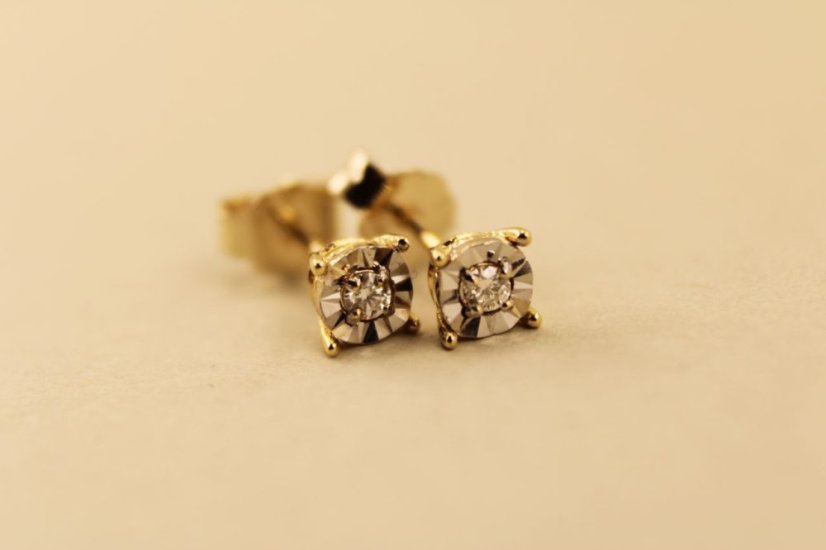 Náušnice- diamant 0,06ct- puzetky- žlté zlato- 14 karátov