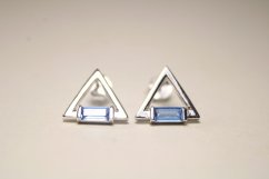 Strieborné trojuholníkové náušnice s modrým kameňom, rhodium, puzetové zapínanie, 1,72 g, 925/1000