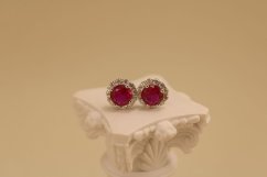 Náušnice - sýto rúžový a číry zirkón - šrúbky - rhodiované striebro