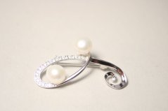 Strieborná brošňa biele perly a číre zirkóny, rhodiované striebro, 3,89 g, 925/1000