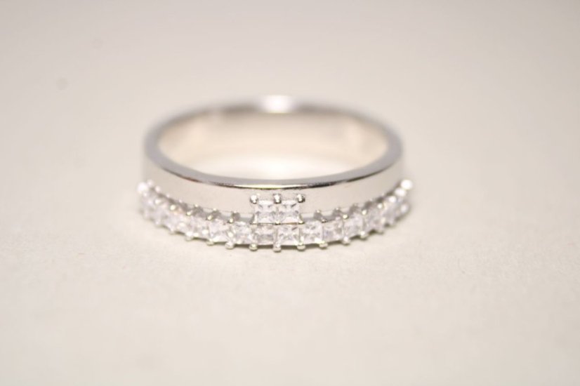 Dámsky strieborný prsteň s hladkou obručou a čírymi zirkónmi, rhodium, veľkosť 56, 3,43 g, 925/1000