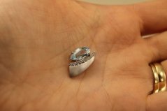 Prívesok-modrý topás- číre zirkóny- rhódiované striebro