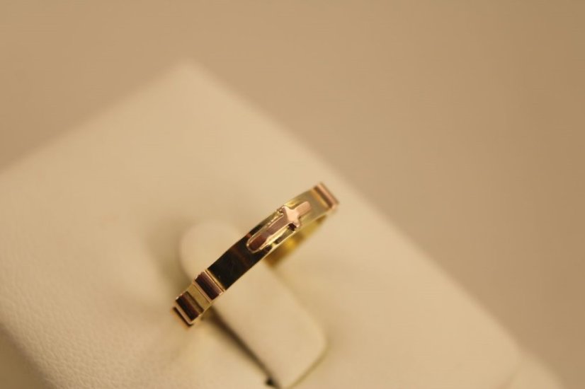 Prsteň- ruženec- vystupený krížik- kombinované zlato- 14 karátov