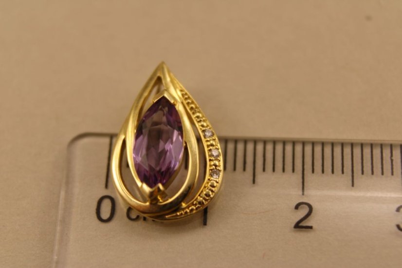 Prívesok-Ametyst-diamanty-PK/W-slzičkový tvar-žlté zlato-14 karátov