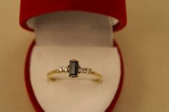 Prsteň- čierny zafír- číre zirkóny- žlté zlato- 14 karátov
