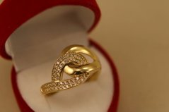 Prsteň- prepletené časti- číre zirkóny- žlté zlato- 14 karátov