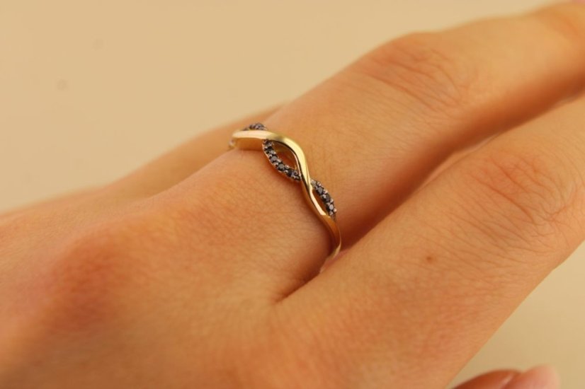 Prsteň- pletený vzor- čierne diamanty- žlté zlato- 14 karátov
