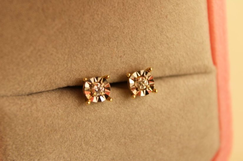 Náušnice- diamant 0,06ct- puzetky- žlté zlato- 14 karátov