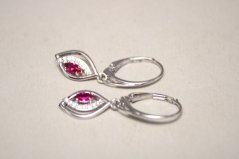 Strieborné naušnice tvar listu s červenoružovým zirkónom, klasické zapínanie, 2,58g, rhódium, 925/1000