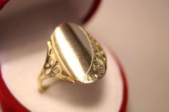Zlatý prsteň výrazný ovál s gravírom, vyrezávané tvary, žlté zlato, veľkosť 60, 2,67 g, 14K, 585/1000