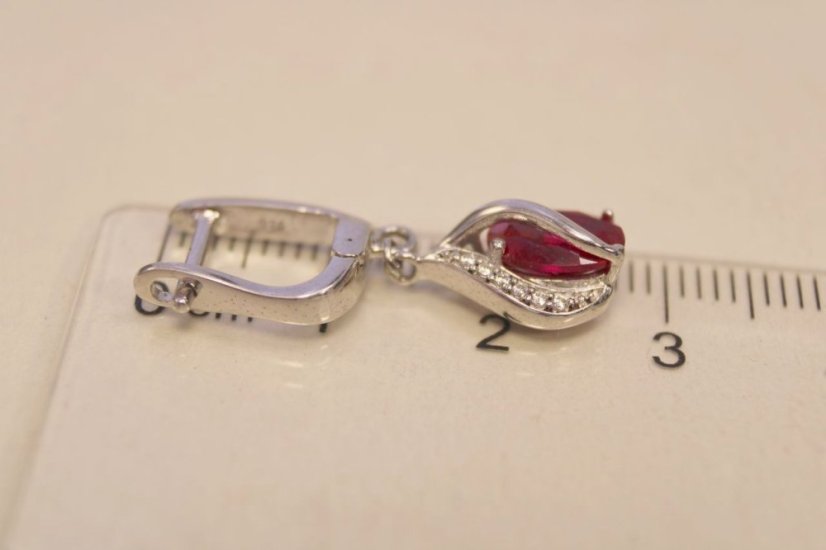 Náušnice- tvar slzy-červený kameň-číre zirkóny-francúzsky patent- rhodium-striebro