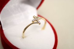 Minimalistický zlatý prsteň zo žltého zlata, krížik z čírych zirkónov, veľkosť 55, 1,12g, 14K, 585/1000
