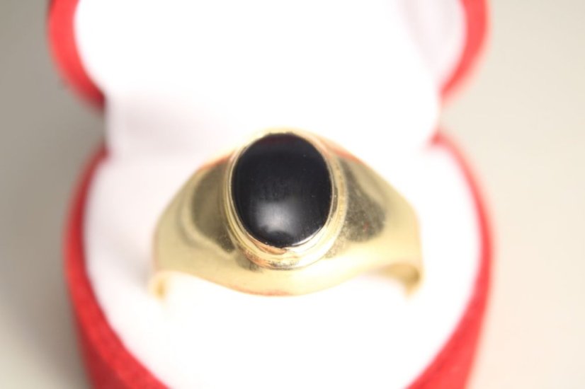 Prsteň-  ovalný Onyx- žlté zlato- 14 karátov