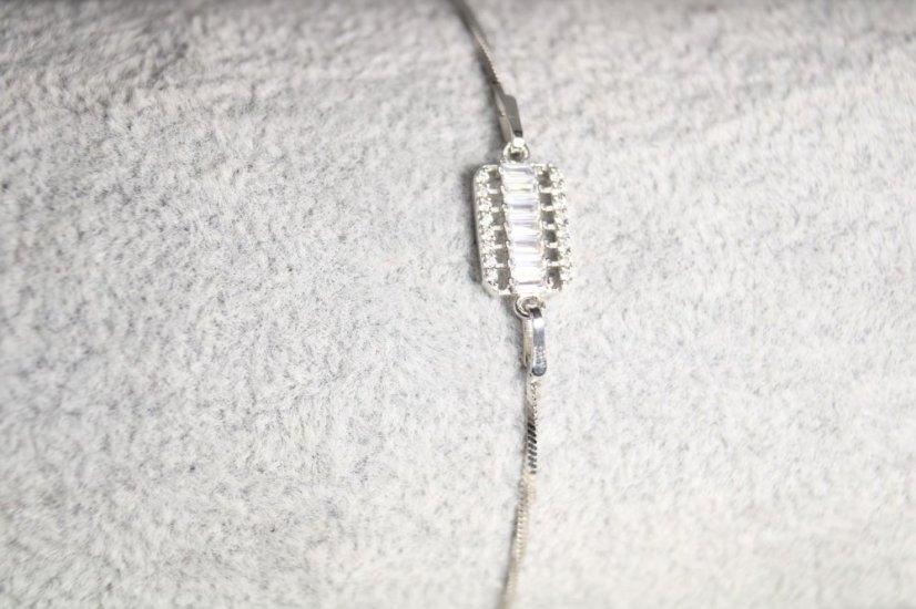 Strieborný náramok zdobený obdĺžnikovým príveskom, číre zirkóny, rhodium, 18-22 cm, 2,43 g, 925/1000