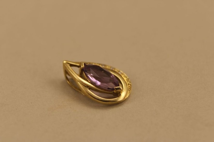 Prívesok-Ametyst-diamanty-PK/W-slzičkový tvar-žlté zlato-14 karátov