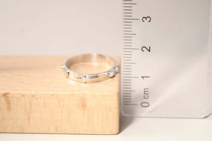 Prsteň- ruženec- vystupený krížik- biele zlato- 14 karátov