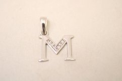 Prívesok -písmeno M- číre zirkóny- biele zlato-14 karátov