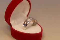 Prsteň- osadené číre zirkóny- biele zlato- 14 karátov