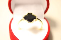 Dámsky prsteň ďatelinka s čiernym kameňom, pozlátené striebro, veľkosť 60, 2,18 g, 925/1000
