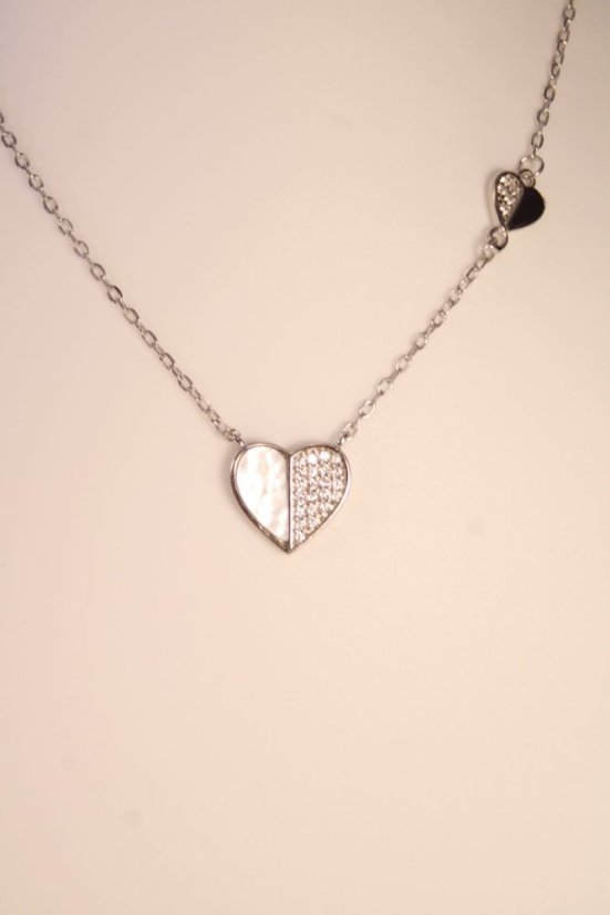 Romantický strieborný náhrdelník s príveskami v tvare srdiečka, perleť, číre zirkóny, rhodium, 40-45 cm, 2,27 g, 925/1000 - Materiál: Rhodiované striebro, Druh kameňa: ZIRKÓNY/PERLEŤ, Farba kameňa: Číre/biela, Dĺžka retiazky (cm): 40 + 5, Váha (g): 2,27, Rýdzosť: STRIEBRO 925/1000