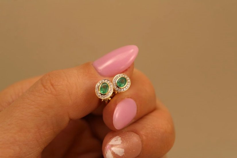 Smaragdové - diamantové náušnice - žlté zlato - diamanty 0,09 ct - šrúbky - 14K