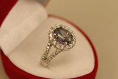 Prsteň-výrazný zirkón--malé zirkóny číre-striebro
