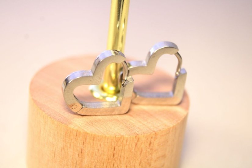 Náušnice- srdcia- zacvakávacie- chirurgická oceľ