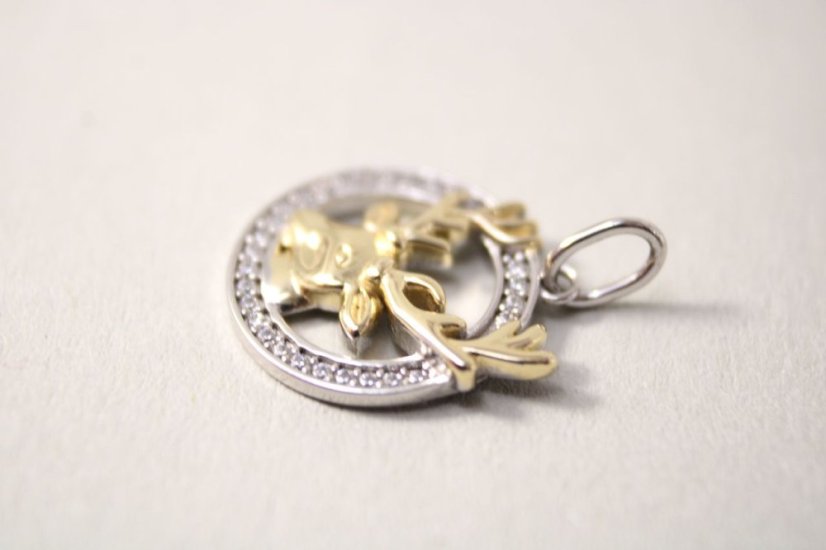 Pozlátený strieborný prívesok kruh s Jeleňom, číre zirkóny, rhódium, 1,56g, 925/1000 - Materiál: Kombinované striebro, Druh kameňa: ZIRKÓN, Farba kameňa: Číry, Váha (g): 1,56, Rýdzosť: STRIEBRO 925/1000