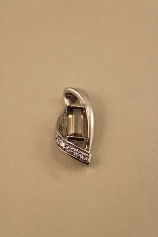 Prívesok - hnedo-šedý kremeň- číre zirkóny-rhodium-striebro