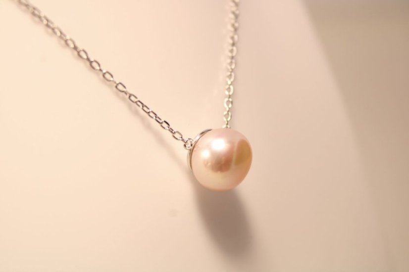 Retiazka- celebritka- ružová riečna perla- rhódiované striebro