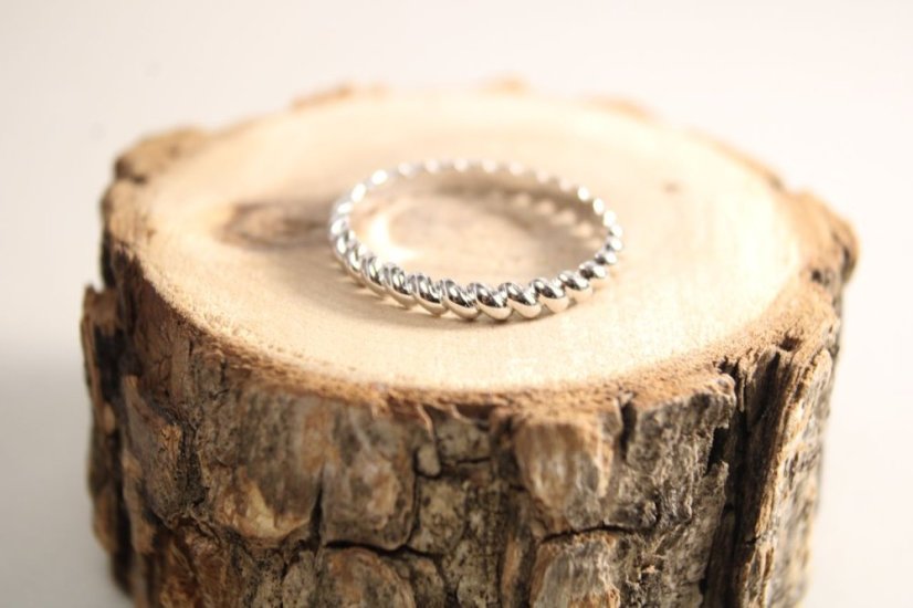 Prsteň- tvar pletenej špirály- rhódiované striebro