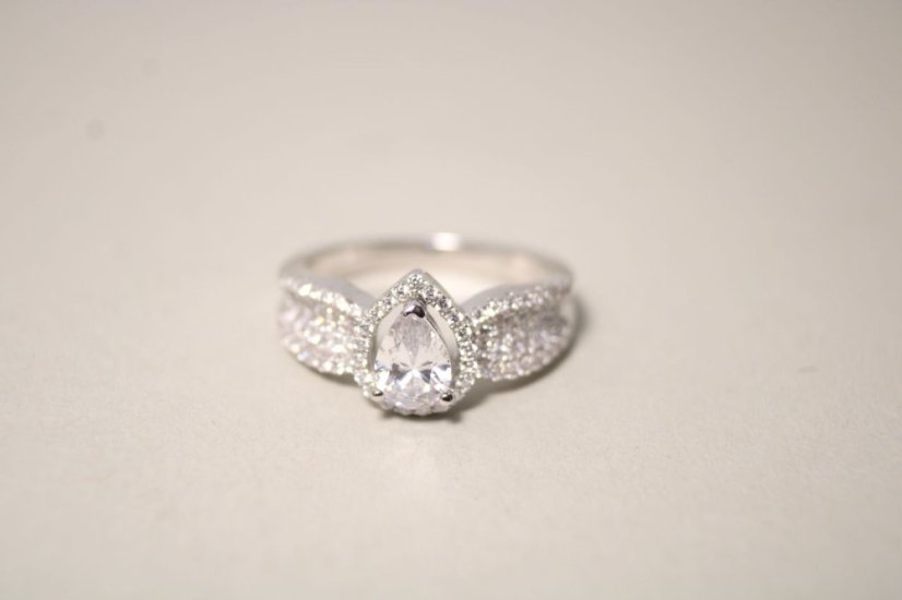 Strieborný prsteň kvapka posiaty čírymi zirkónmi, rhodium, veľkosť 54, 3,73 g, 925/1000