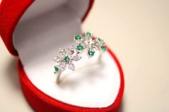 Prsteň-vzor kvetov-číre a zelené zirkóny-rhodium-striebro