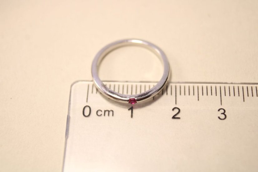 Strieborný minimalistický prsteň, sýto rúžový zirkón, rhodium, veľkosť 48, 1,12 g, 925/1000