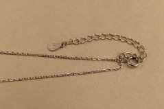 Retiazka- celebritka- písmeno D- zirkóny- rhódiované striebro