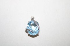 Prívesok- brúsený svetlomodrý zirkón- rhódiované striebro