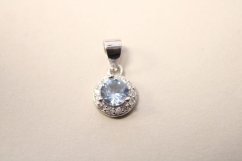 Strieborný okrúhly prívesok s belasomodrým kameňom, číre zirkóny, rhodium, 0,89 g, 925/1000