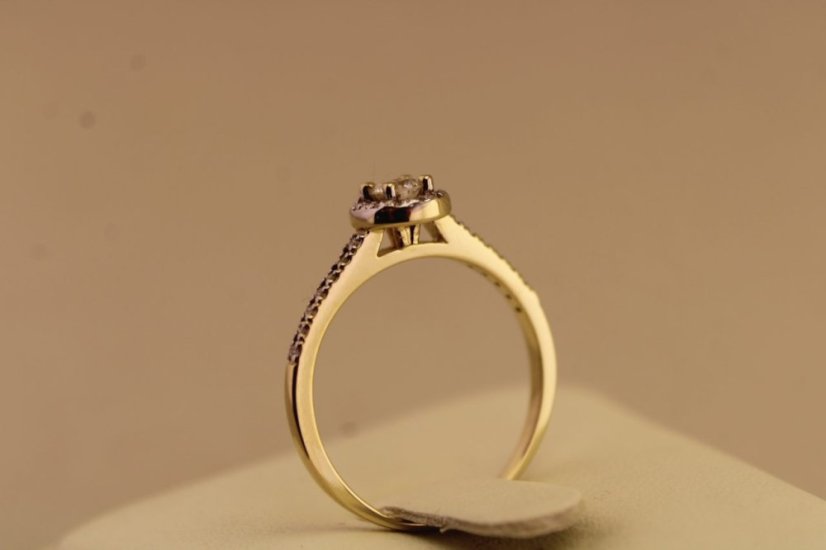 Prsteň-diamanty- centrálny briliant- žlté zlato- 14 karátov