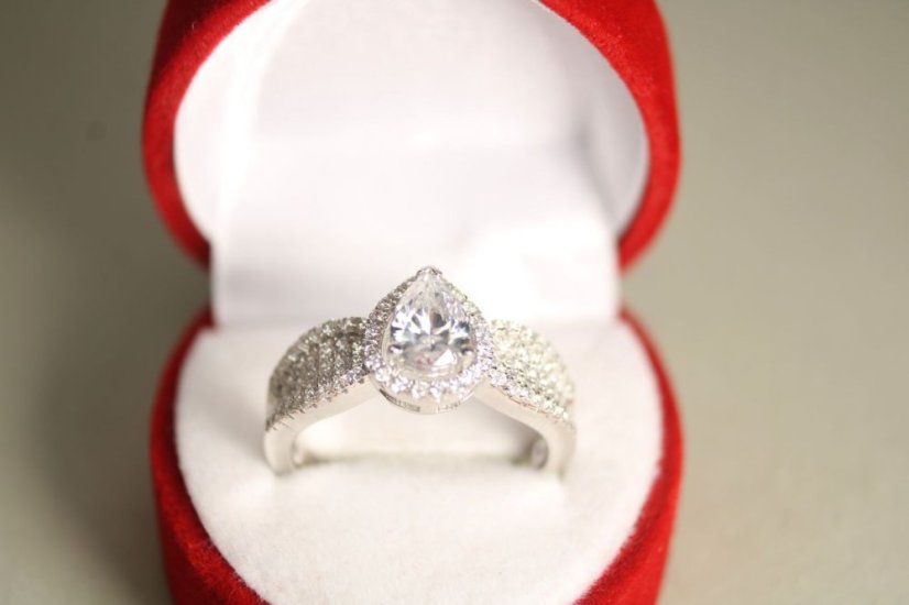 Strieborný prsteň kvapka posiaty čírymi zirkónmi, rhodium, veľkosť 54, 3,73 g, 925/1000