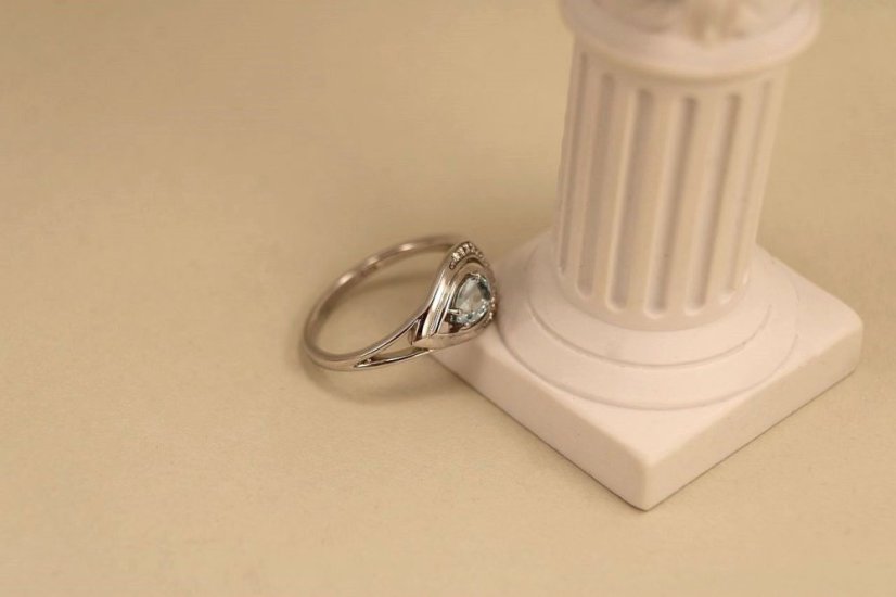 Prsteň - modrý Topás - číre zirkóny - rhodium - striebro