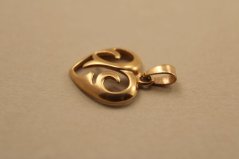 Prívesok- srdiečko- vyrezávané ornamenty- rúžové zlato- 14 karátov